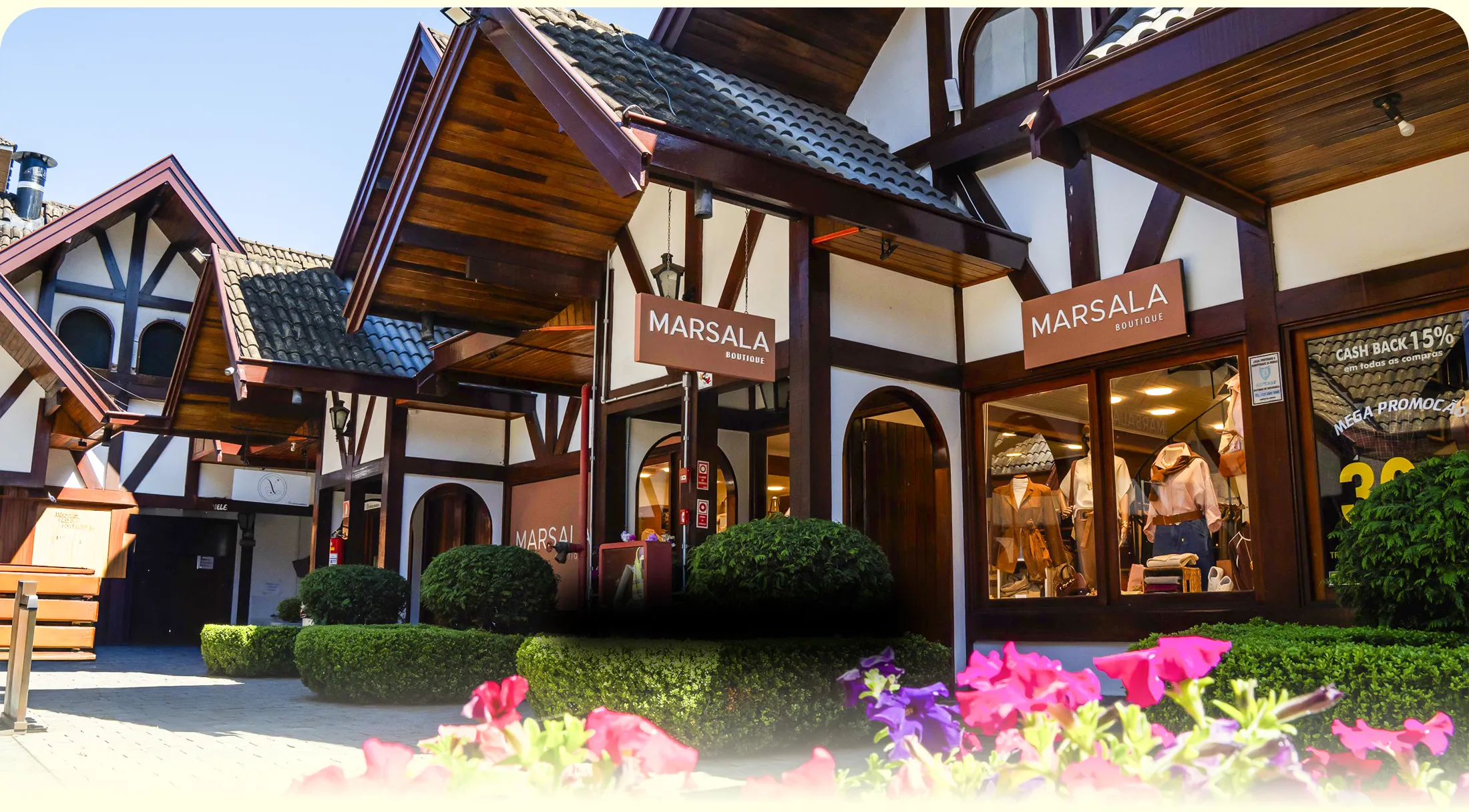 Fachada da Marsala Boutique no Shopping Cadij, em Capivari, com flores na entrada